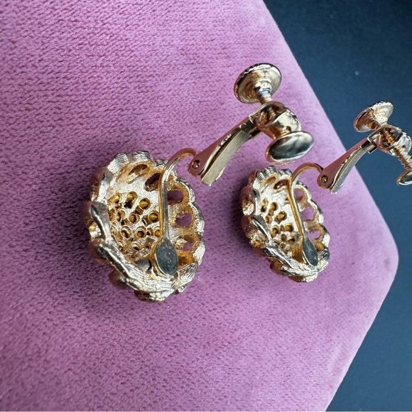 NWT Vintage Sparkly Gold Tone Dome Shaped Screw back Earrings - Picture 9 of 14
